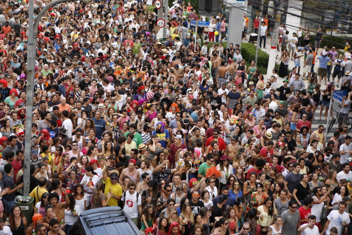 Foliões no bloco Ritaleena, no sábado (31)