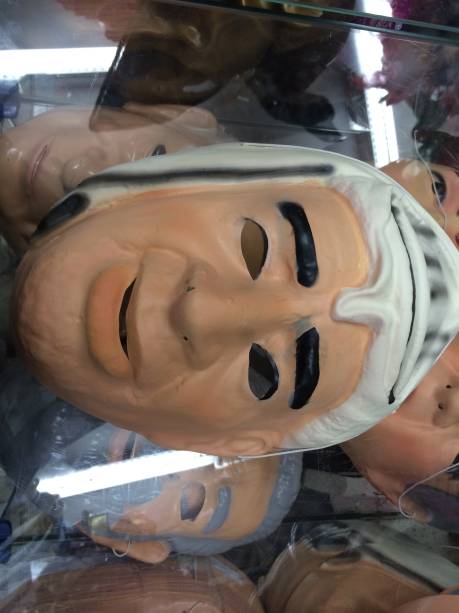 Estar no noticiário não é requisito: há espaço até para o finado Yasser Arafat Estar no noticiário não é requisito: há espaço até para o finado Yasser Arafat