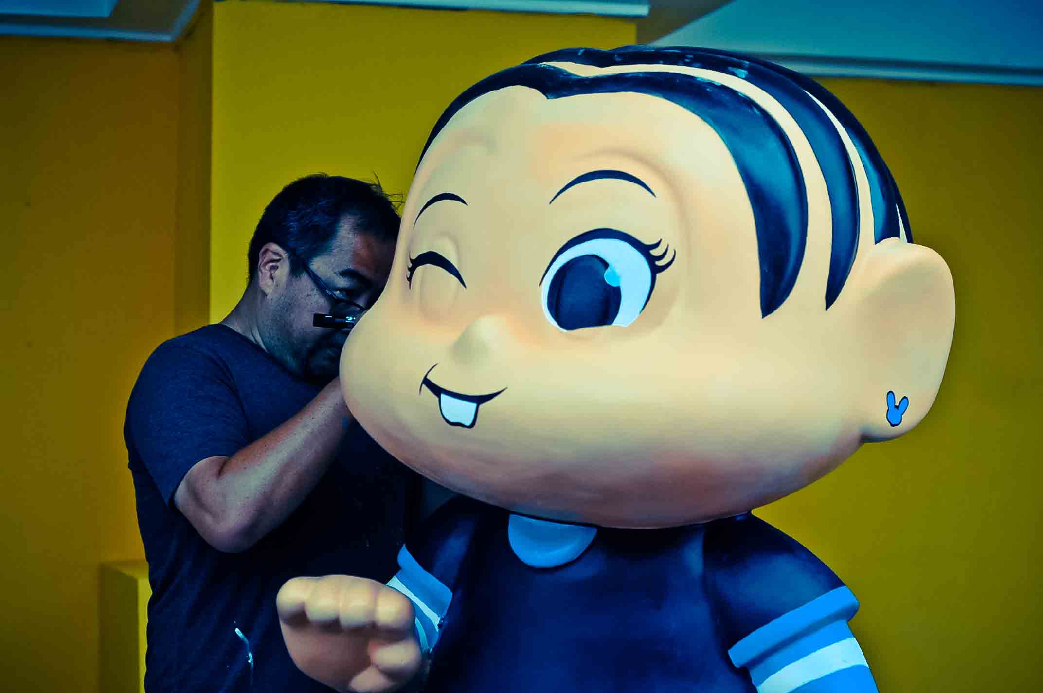 Artista Hiro Kawahara prepara uma das pe&ccedil;as