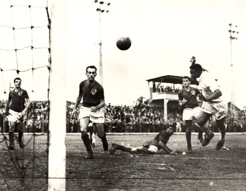 	Jogo contra o Santos, em 1959: Pel&eacute; marcou o gol mais bonito da carreira na Mooca