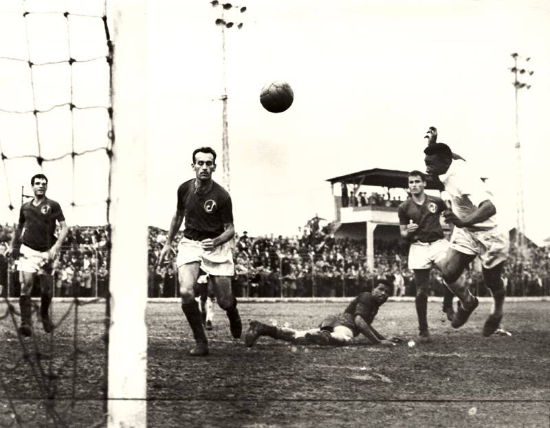 	Jogo contra o Santos, em 1959: Pel&eacute; marcou o gol mais bonito da carreira na Mooca