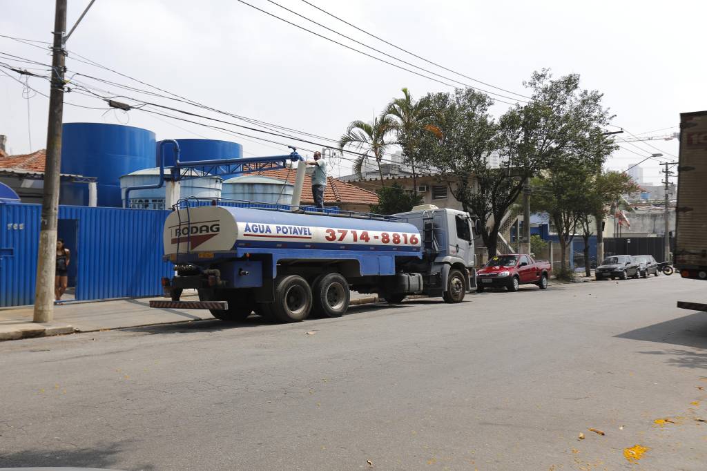 Cresce procura por caminhões-pipa; saiba como contratar o serviço