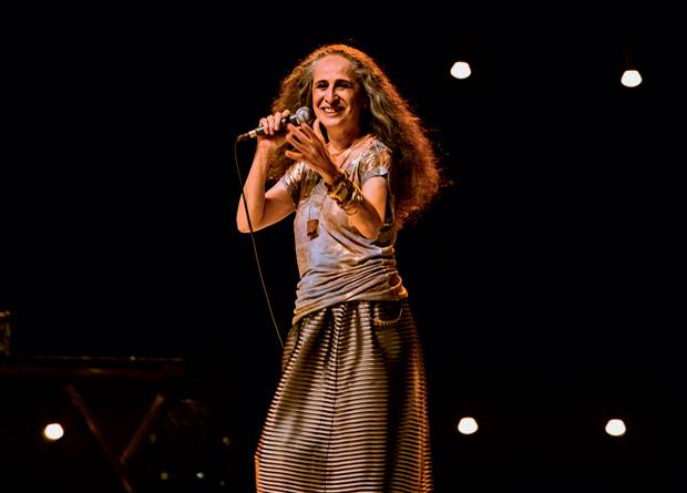 Maria Beth&acirc;nia leva ao palco espet&aacute;culo que celebra os cinquenta anos de carreira