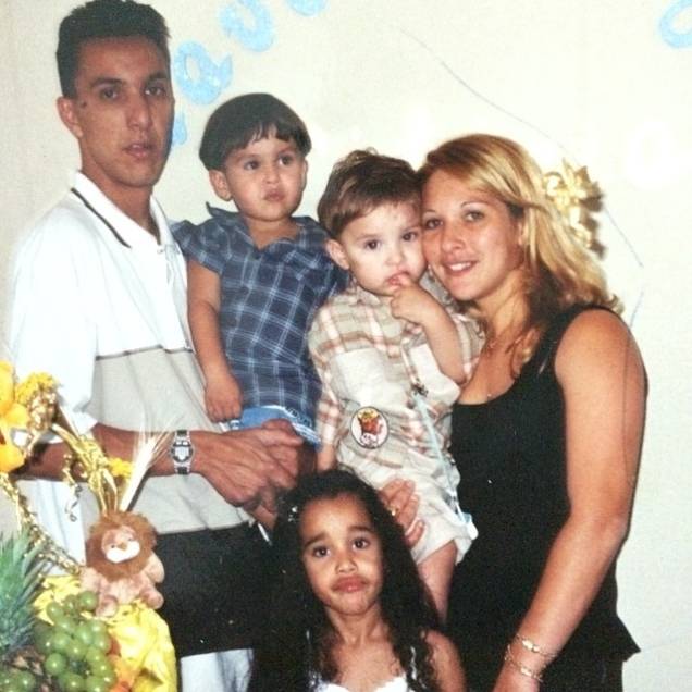 MC Gui com os irm&atilde;os Gustavo e Stefani, a m&atilde;e, Claudia, e o pai, Rog&eacute;rio
