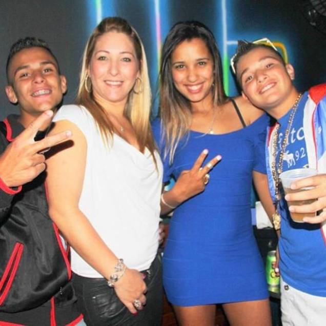 Gustavo, a m&atilde;e, Claudia, a irm&atilde;, Stefani, e o irm&atilde;o Gui