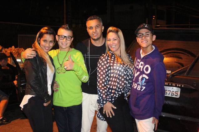 MC Gui com os irm&atilde;os Gustavo e Stefani, a m&atilde;e, Claudia, e o pai, Rog&eacute;rio