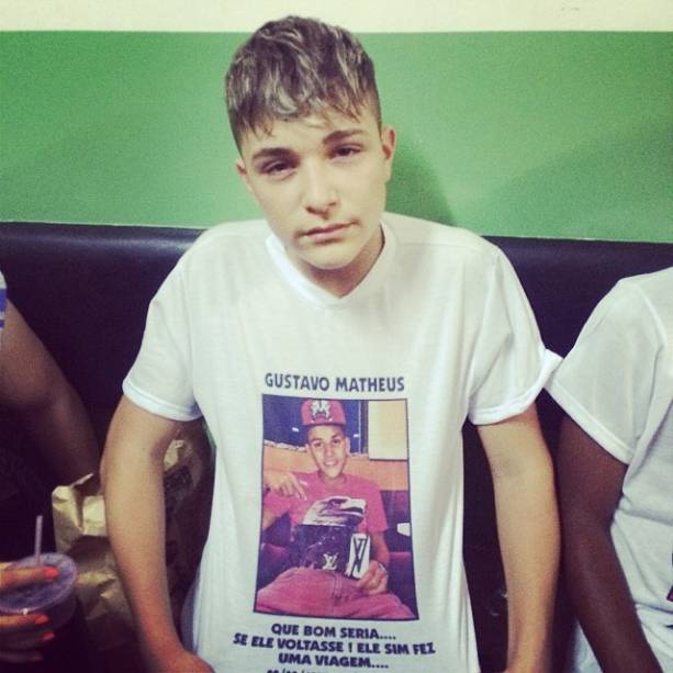 O cantor fez uma camisa em homenagem ao irmão O cantor fez uma camisa em homenagem ao irmão