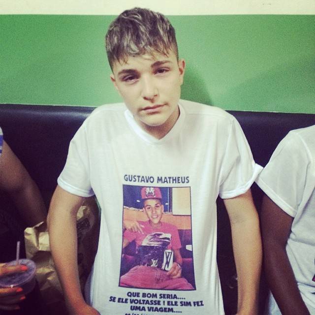O cantor fez uma camisa em homenagem ao irmão O cantor fez uma camisa em homenagem ao irmão