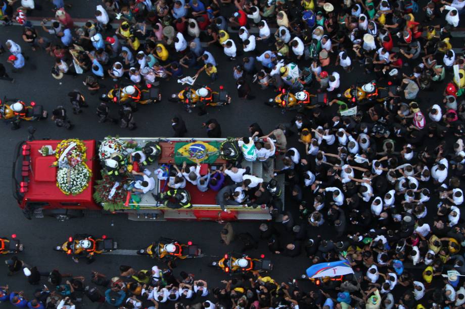 Multid&atilde;o cerca caminh&atilde;o dos Bombeiros no enterro do pol&iacute;tico