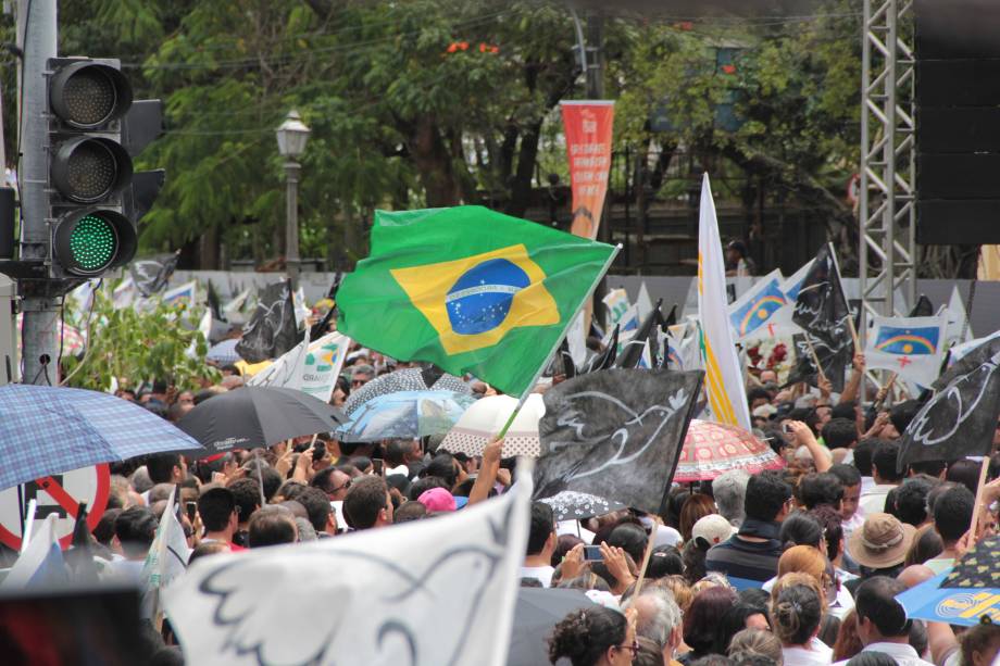 Multid&atilde;o no cortejo f&uacute;nebre no Recife