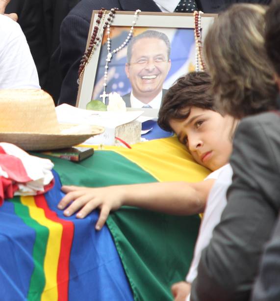 Jos&eacute;, filho de Eduardo Campos, abra&ccedil;a o caix&atilde;o do pai, o ex-governador pernambucano e candidato presidencial