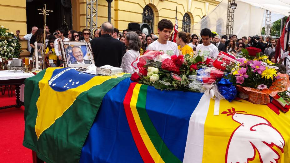 Bandeiras do Brasi, de Pernambuco e do PSB cobrem caix&atilde;o de Eduardo Campos. Ao fundo, seu filho Jo&atilde;o