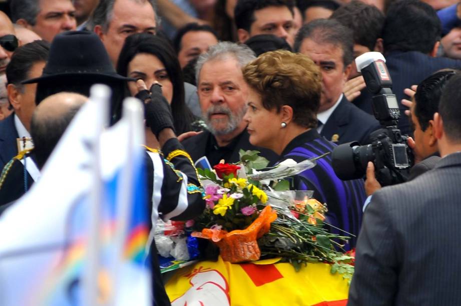 A presidente Dilma Rousseff e o ex-presidente Lula, que foram vaiados no vel&oacute;rio de Eduardo Campos