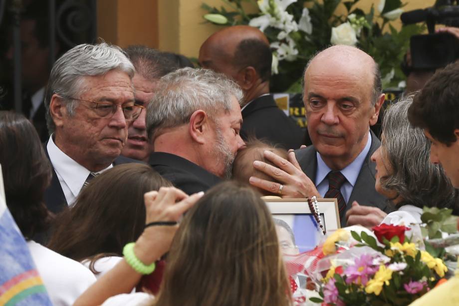 Ladeado por Jos&eacute; Serra e Renata, vi&uacute;va de Campos, Lula segura Miguel, filho ca&ccedil;ula do ex-governador