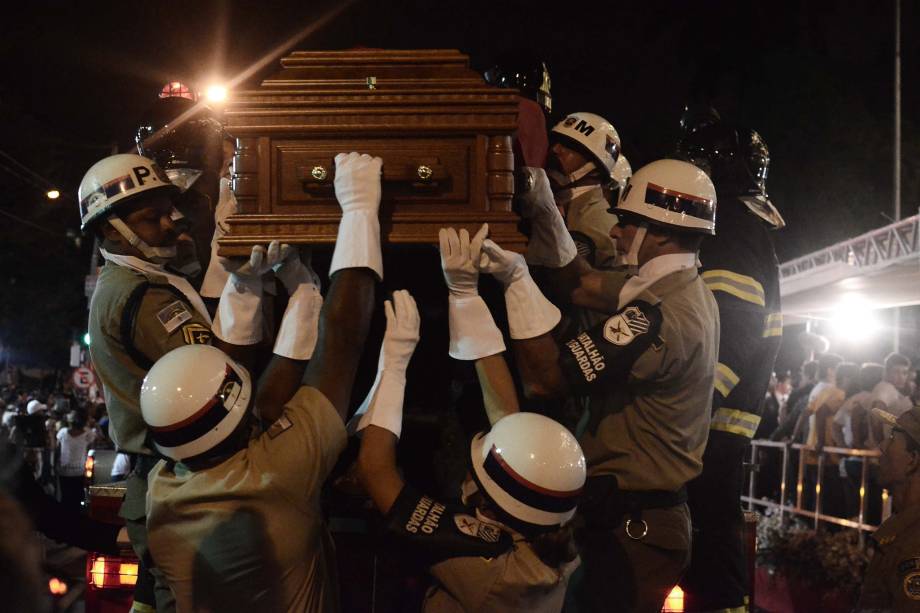 Ap&oacute;s cortejo f&uacute;nebre, bombeiros levam caix&atilde;o com o corpo de Eduardo Campos para o Pal&aacute;cio Campos das Princesas