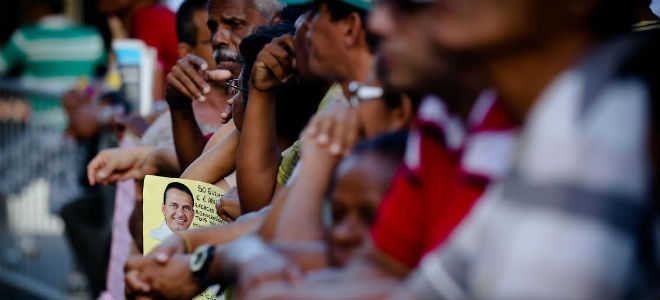 Multidão se aglomera para participar do velório no Palácio Campo das Princesas