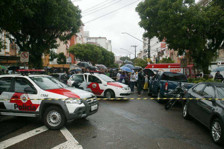 Pol&iacute;cia isolou a &aacute;rea onde o avi&atilde;o com Eduardo Campos caiu, no bairro do Boqueir&atilde;o, em Santos