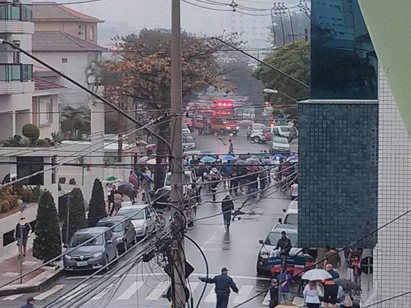 Bombeiros chegam ao local do acidente com o avião de Eduardo Campos