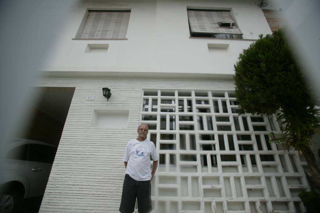 Pe&ccedil;a do avi&atilde;o que caiu em Santos quebrou a janela da casa de Eriber Justo. "Escutei um estrondo."