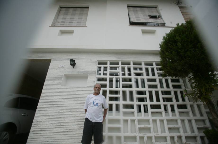 Pe&ccedil;a do avi&atilde;o que caiu em Santos quebrou a janela da casa de Eriber Justo. "Escutei um estrondo."
