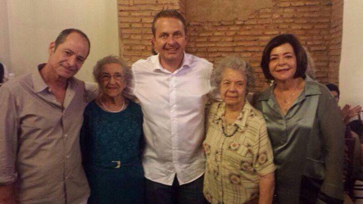 	No anivers&aacute;rio de 90 anos de sua tia-av&oacute;, Dona Almira, irm&atilde; de seu av&ocirc;, Miguel Arraes, morto em 13 de agosto de 2005