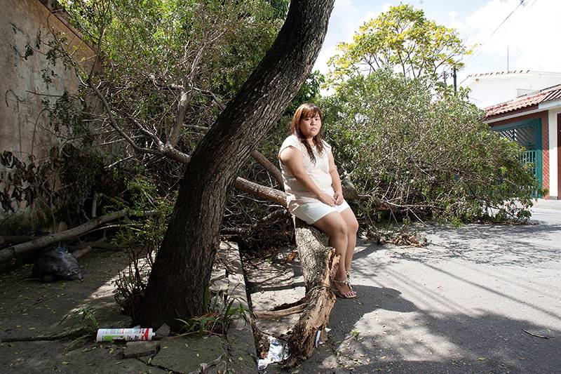 Dez dias ap&oacute;s o temporal do fim do ano, a moradora do Brooklin, Karina Koike, de 26 anos, ainda aguardava pela retirada de uma &aacute;rvore. Ela ficou tr&ecirc;s dias sem luz e teve que jogar a comida fora e os rem&eacute;dios refrigerados da av&oacute;