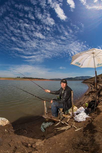 Agricultor passa seis horas sem pegar peixe: colapso h&iacute;drico j&aacute; registrado em outubro de 2014