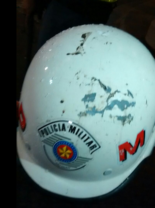 Capacete de PM: atingido por pedrada