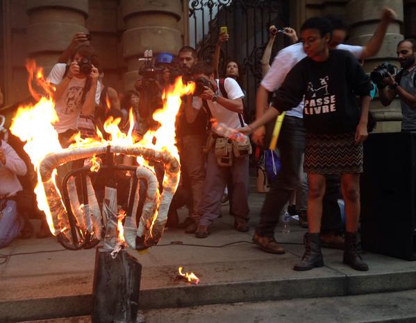 Queima de catraca: logo no início do ato Queima de catraca: logo no início do ato