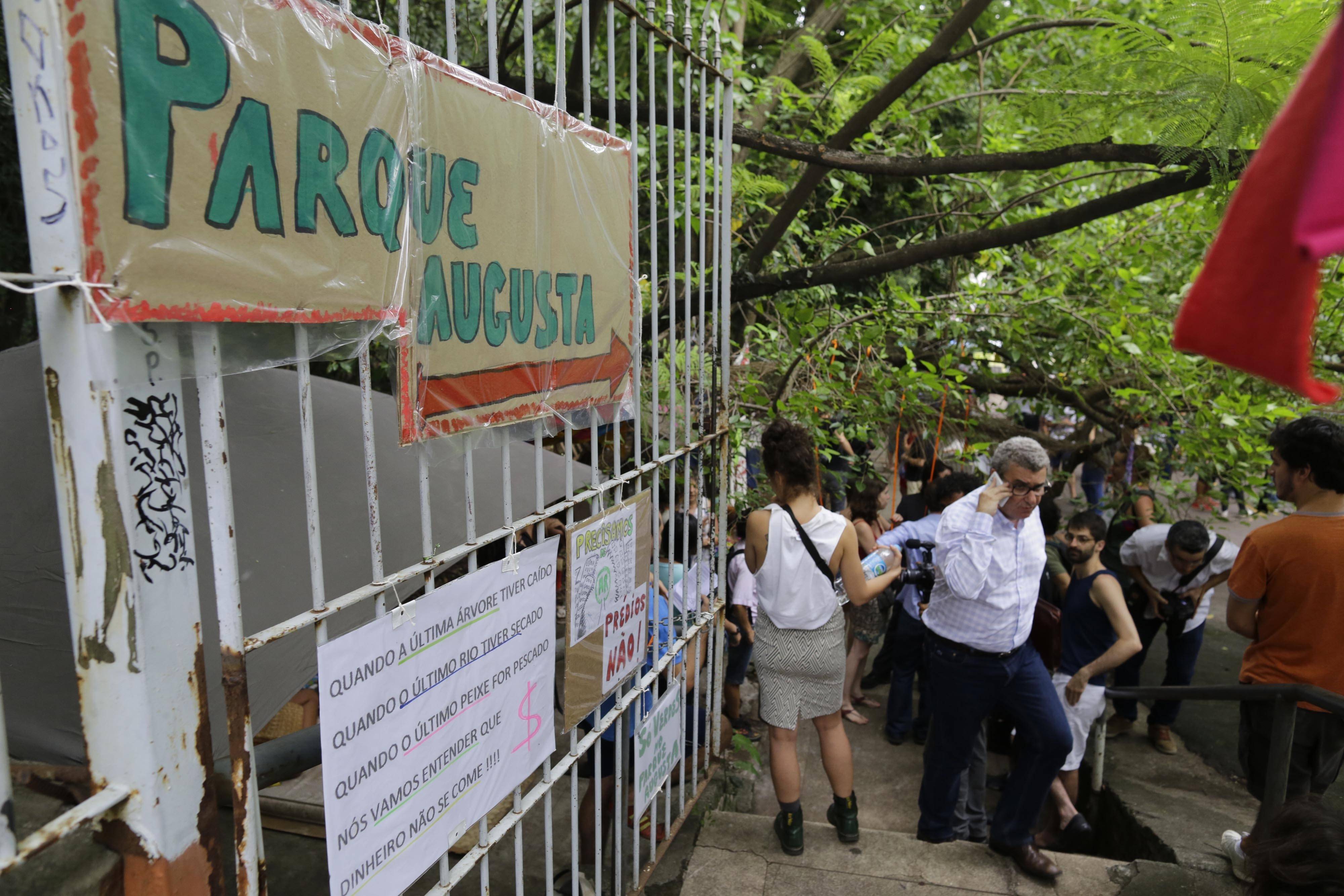 Em defesa de parque, militantes ocupam terreno na Rua Augusta