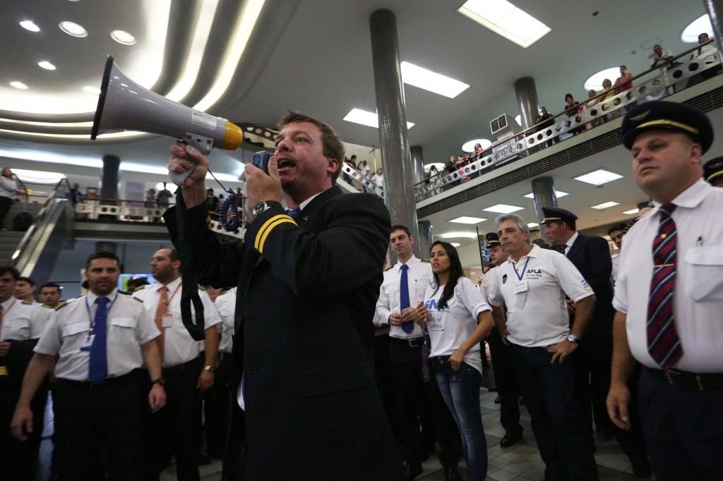 Paralisação de aeroviários afeta voos nesta quinta (22)