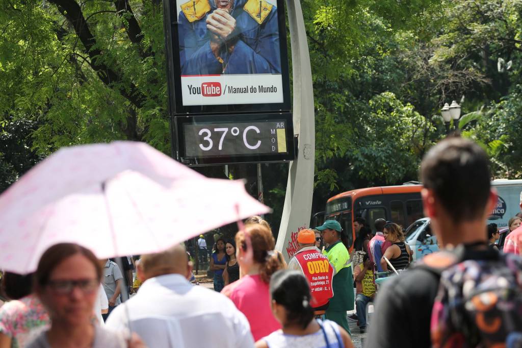 Governo de SP vai distribuir água nas ruas até domingo