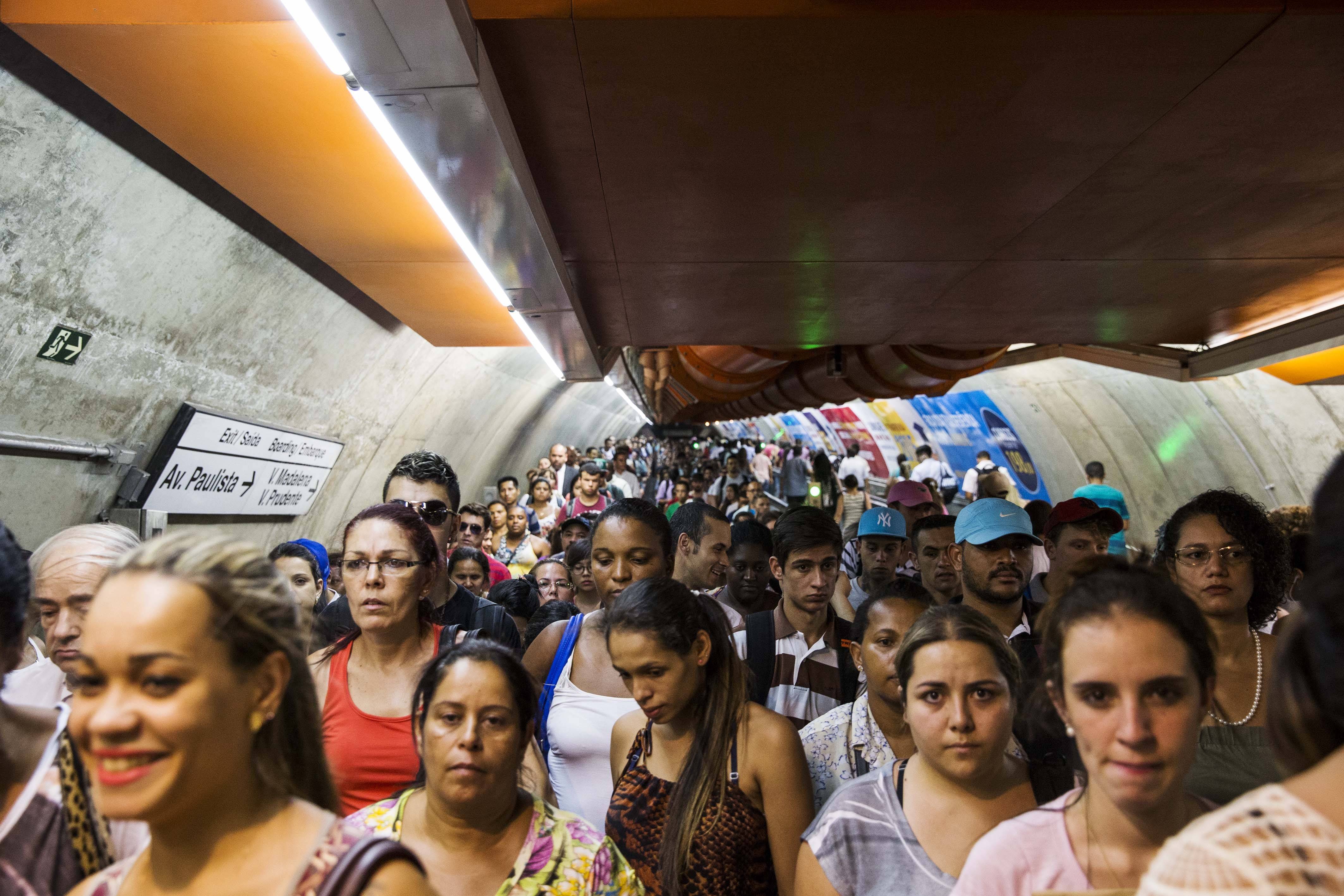 Falta de energia prejudica ônibus, metrô e provoca filas na capital