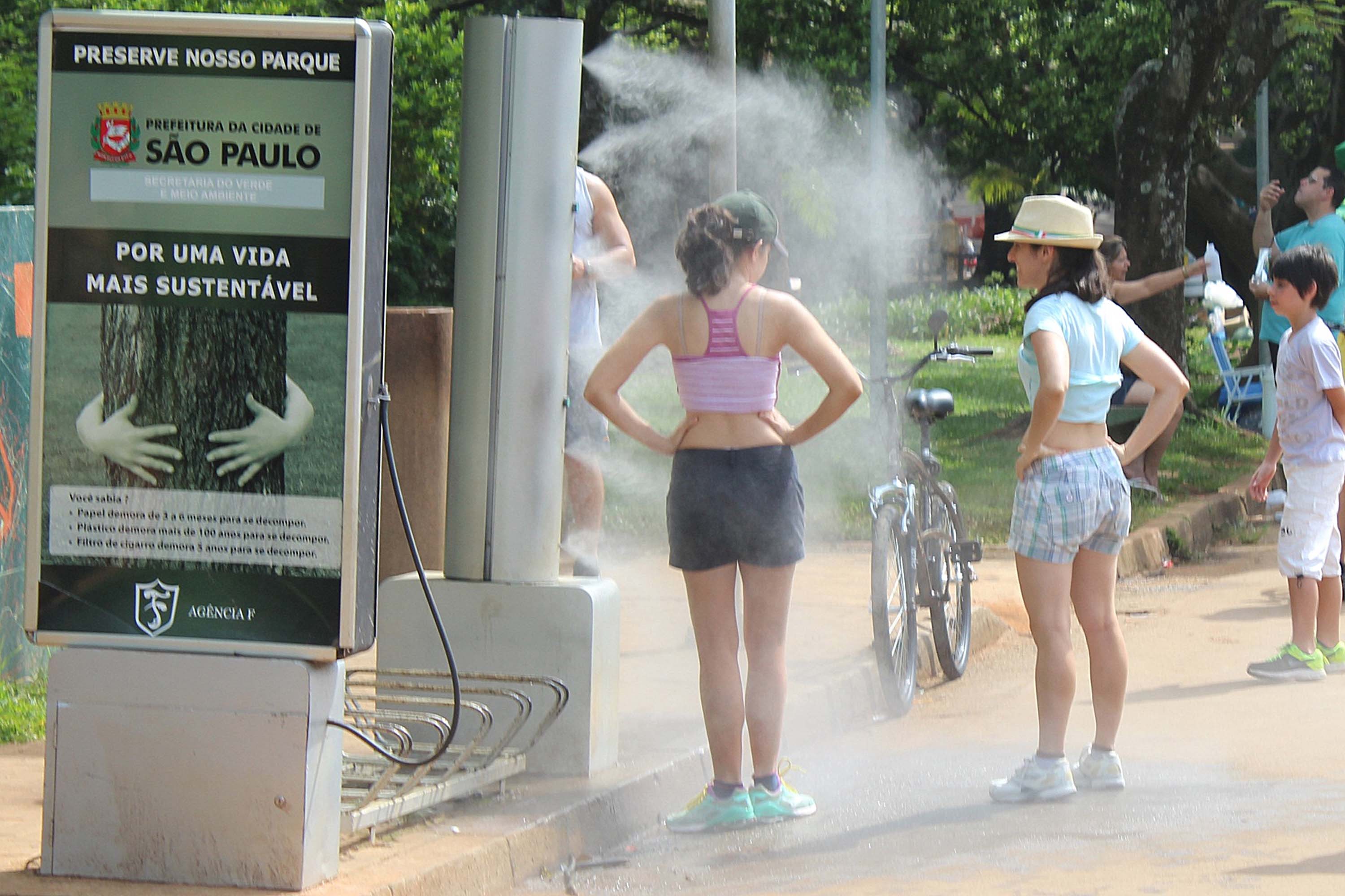 	Caminhadas neste domingo (18) s&oacute; com parada estrat&eacute;gica nos jatos refrescantes do Parque Ibirapuera.