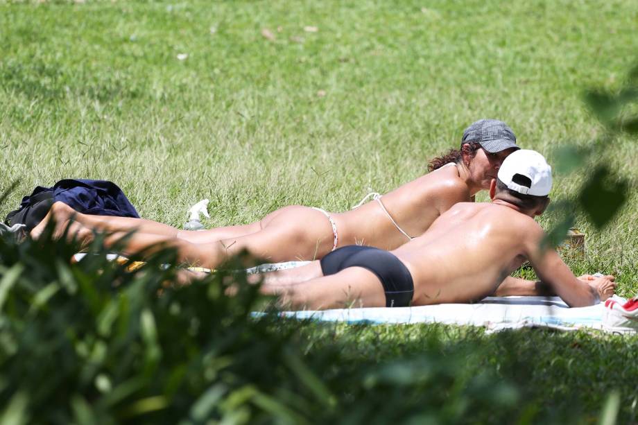 	Paulistanos aproveitaram para tomar sol no Parque do Ibirapuera neste domingo (18)