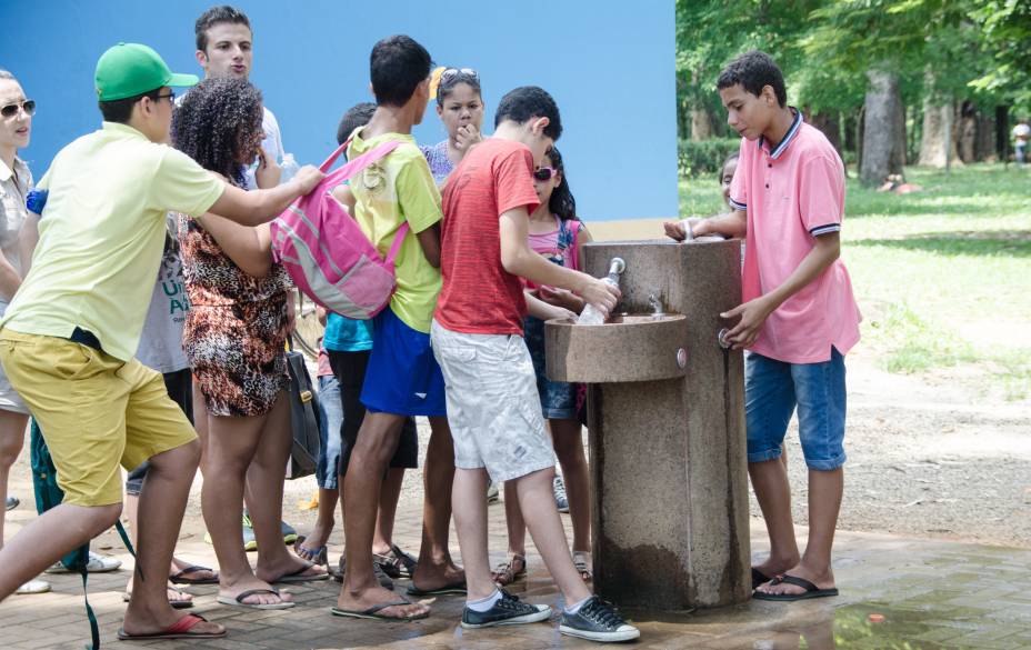 	Bebedouro disputado: adolescentem fazem fila para beber &aacute;gua no Parque do Ibirapuera