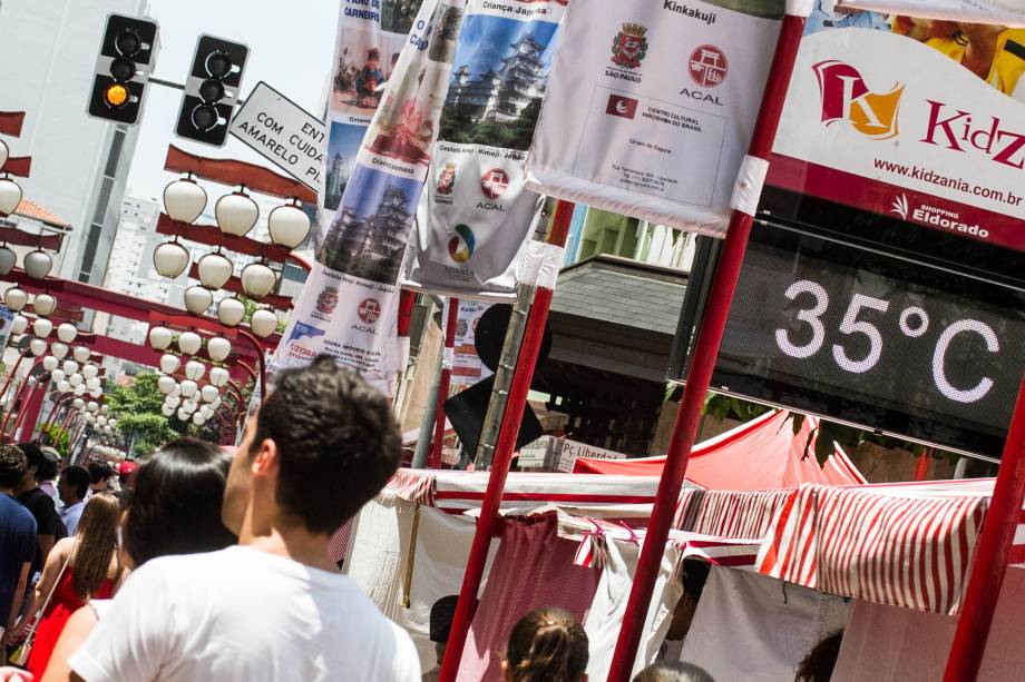 	Mesmo com a alta temperatura, frequentadores não deixaram de ir à tradicional feirinha da Liberdade