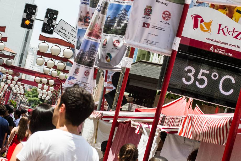 	Mesmo com a alta temperatura, frequentadores n&atilde;o deixaram de ir &agrave; tradicional feirinha da Liberdade