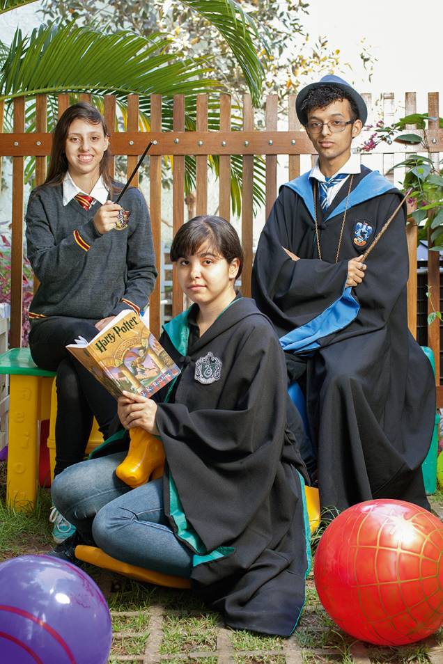 É gratificante incentivar o hábito da leitura por meio das histórias de Harry Potter" - Jessyca Araujo (<em>no centro</em>) É gratificante incentivar o hábito da leitura por meio das histórias de Harry Potter" - Jessyca Araujo (<em>no centro</em>)
