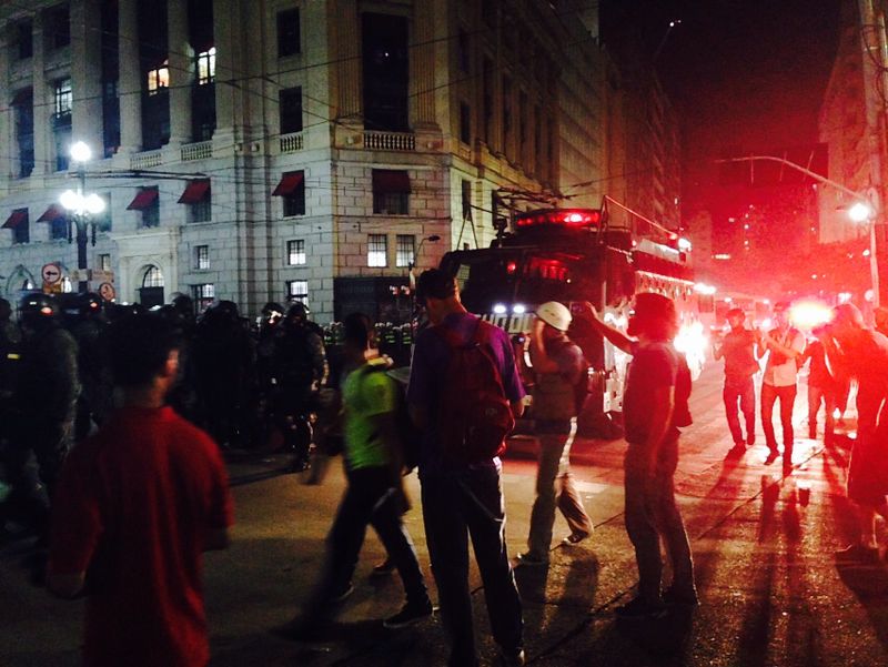 Já no centro, uma confusão começou entre alguns manifestantes e a Polícia Militar Já no centro, uma confusão começou entre alguns manifestantes e a Polícia Militar