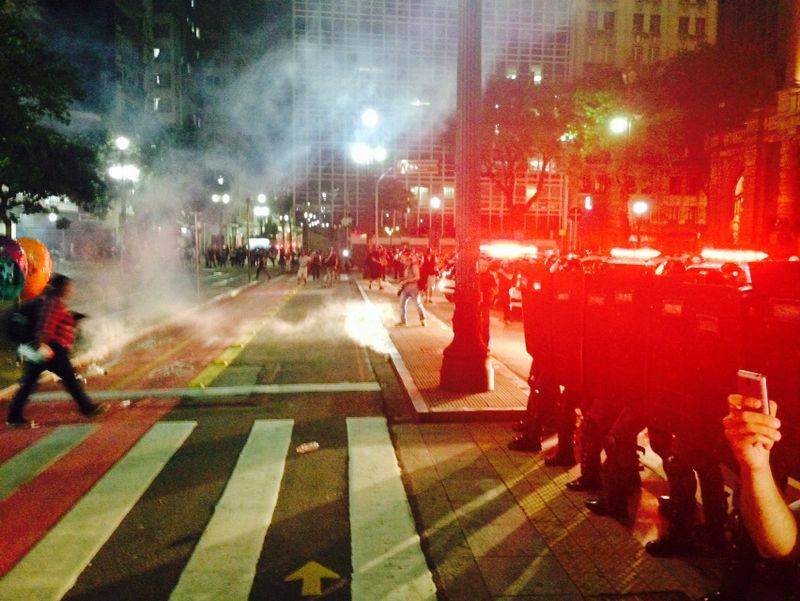 Bombas de g&aacute;s lacrimog&ecirc;neo foram atiradas sobre as pessoas em frente ao Theatro Municipal