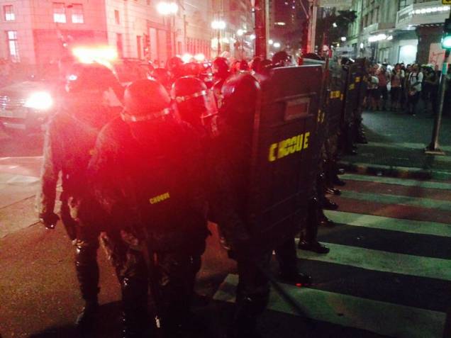 PMs fizeram barreira na esquina da Rua Xavier de Toledo para conter os manifestantes PMs fizeram barreira na esquina da Rua Xavier de Toledo para conter os manifestantes