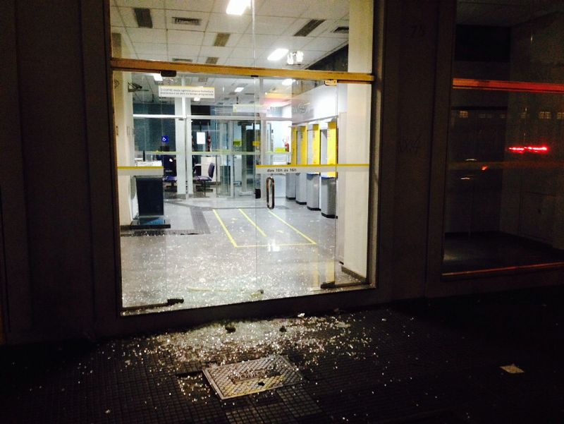 Agência do Banco do Brasil foi depredada no meio da confusão Agência do Banco do Brasil foi depredada no meio da confusão