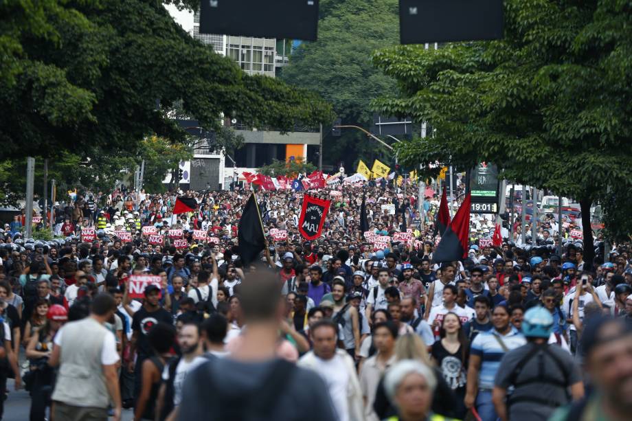 Manifestantes fecham os dois sentidos da Rua da Consola&ccedil;&atilde;o