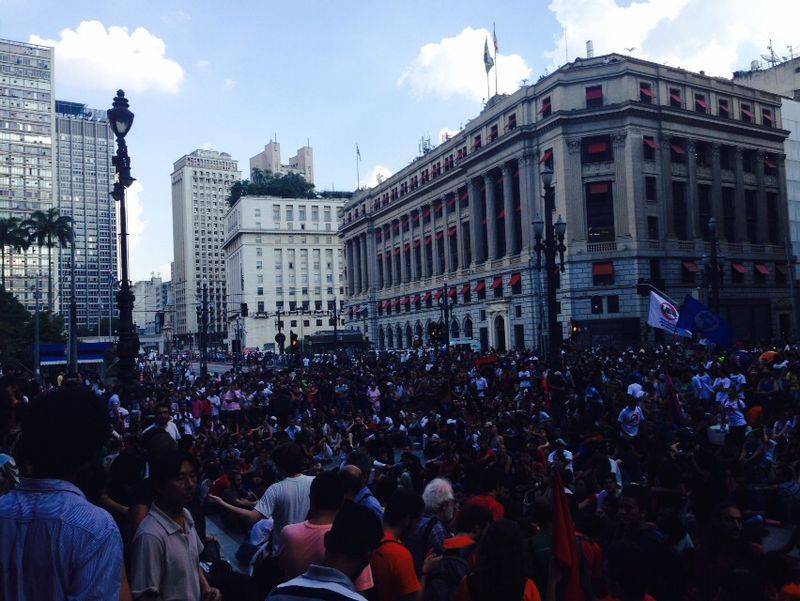 Entorno do Teatro Municipal j&aacute; est&aacute; lotado