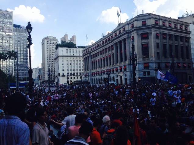 Entorno do Teatro Municipal já está lotado Entorno do Teatro Municipal já está lotado