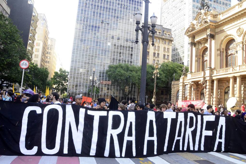 Manifestantes do Movimento Passe Livre erguem faixa em frente ao Municipal Manifestantes do Movimento Passe Livre erguem faixa em frente ao Municipal