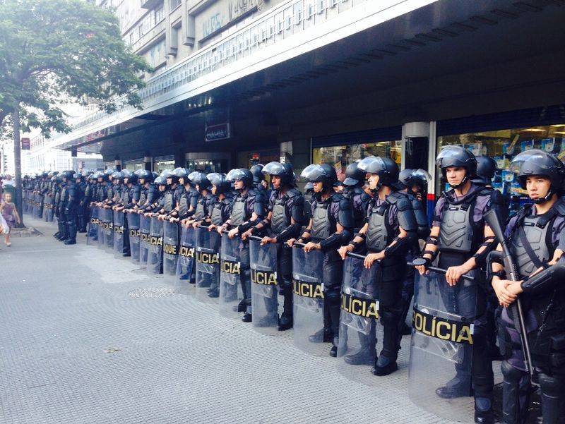 Pol&iacute;cia cerca porta das Casas Bahia na Pra&ccedil;a Ramos