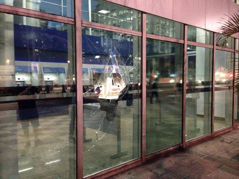 Segundo a PM, manifestantes tamb&eacute;m teriam ateado fogo a um &ocirc;nibus na Rua Bahia