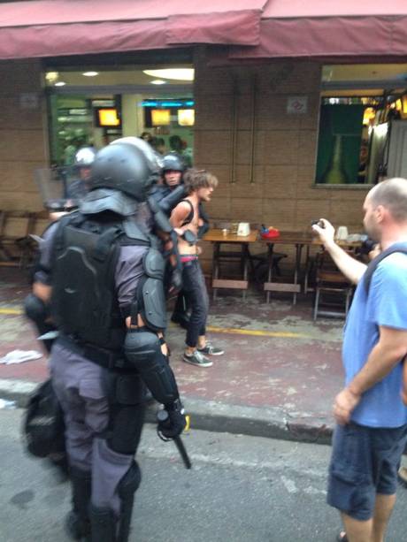 Manifestante &eacute; detido pela pol&iacute;cia